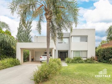 Casa 2 plantas. 3 dormitorios en venta. Piscina, Parque - Cadaques (Funes Hills)