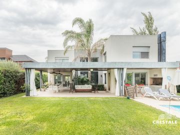 Casa 2 plantas. 3 dormitorios en venta. Piscina, Parque - Cadaques (Funes Hills)