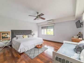 Casa 2 plantas. 3 dormitorios en venta. Piscina, Parque - Cadaques (Funes Hills)