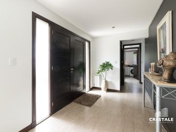 Casa 2 plantas. 3 dormitorios en venta. Piscina, Parque - Cadaques (Funes Hills)