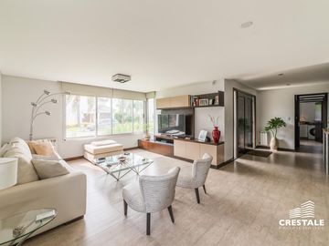 Casa 2 plantas. 3 dormitorios en venta. Piscina, Parque - Cadaques (Funes Hills)