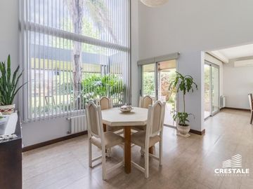 Casa 2 plantas. 3 dormitorios en venta. Piscina, Parque - Cadaques (Funes Hills)
