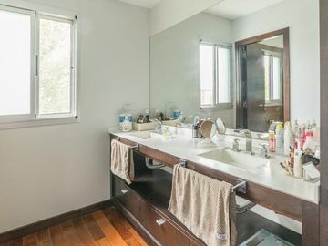 Casa 2 plantas. 3 dormitorios en venta. Piscina, Parque - Cadaques (Funes Hills)