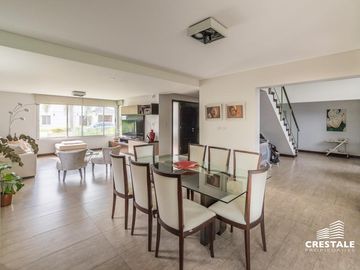 Casa 2 plantas. 3 dormitorios en venta. Piscina, Parque - Cadaques (Funes Hills)