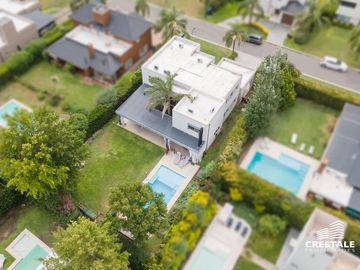 Casa 2 plantas. 3 dormitorios en venta. Piscina, Parque - Cadaques (Funes Hills)