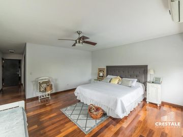 Casa 2 plantas. 3 dormitorios en venta. Piscina, Parque - Cadaques (Funes Hills)