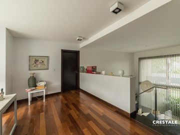 Casa 2 plantas. 3 dormitorios en venta. Piscina, Parque - Cadaques (Funes Hills)