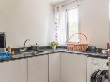 Casa 2 plantas. 3 dormitorios en venta. Piscina, Parque - Cadaques (Funes Hills)