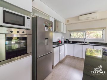 Casa 2 plantas. 3 dormitorios en venta. Piscina, Parque - Cadaques (Funes Hills)