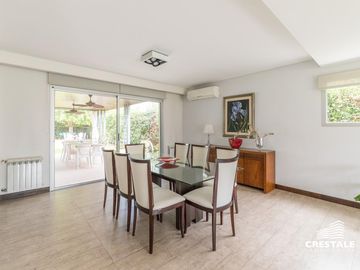 Casa 2 plantas. 3 dormitorios en venta. Piscina, Parque - Cadaques (Funes Hills)