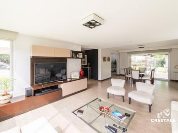 Casa 2 plantas. 3 dormitorios en venta. Piscina, Parque - Cadaques (Funes Hills)