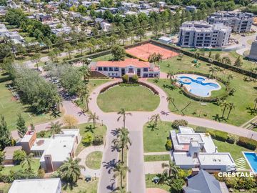 Casa 2 plantas. 3 dormitorios en venta. Piscina, Parque - Cadaques (Funes Hills)