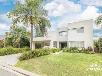 Casa 2 plantas. 3 dormitorios en venta. Piscina, Parque - Cadaques (Funes Hills)
