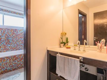 Casa 2 plantas. 3 dormitorios en venta. Piscina, Parque - Cadaques (Funes Hills)