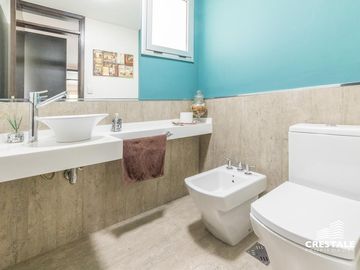 Casa 2 plantas. 3 dormitorios en venta. Piscina, Parque - Cadaques (Funes Hills)