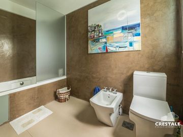 Casa 2 plantas. 3 dormitorios en venta. Piscina, Parque - Cadaques (Funes Hills)