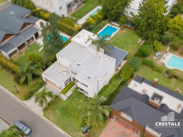 Casa 2 plantas. 3 dormitorios en venta. Piscina, Parque - Cadaques (Funes Hills)