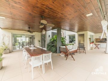 Casa 2 plantas. 3 dormitorios en venta. Piscina, Parque - Cadaques (Funes Hills)