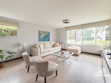 Casa 2 plantas. 3 dormitorios en venta. Piscina, Parque - Cadaques (Funes Hills)