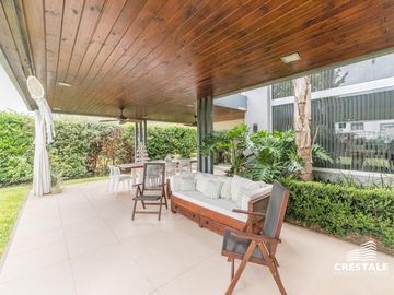 Casa 2 plantas. 3 dormitorios en venta. Piscina, Parque - Cadaques (Funes Hills)