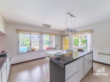 Casa 2 plantas. 3 dormitorios en venta. Piscina, Parque - Cadaques (Funes Hills)