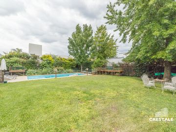 Casa 2 plantas. 3 dormitorios en venta. Piscina, Parque - Cadaques (Funes Hills)