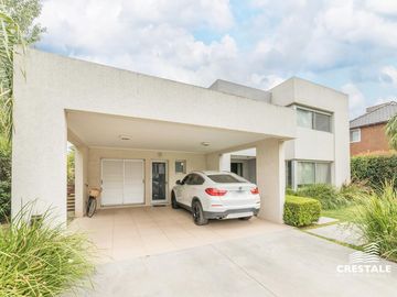Casa 2 plantas. 3 dormitorios en venta. Piscina, Parque - Cadaques (Funes Hills)