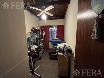 Venta de casa de 6 ambientes con cochera y piscina en Sarandí