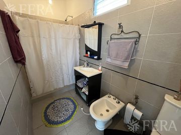 Venta de casa de 6 ambientes con cochera y piscina en Sarandí