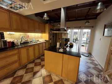 Venta de casa de 6 ambientes con cochera y piscina en Sarandí