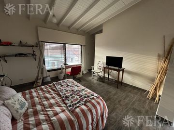 Venta de casa de 6 ambientes con cochera y piscina en Sarandí