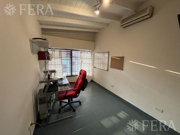 Venta de casa de 6 ambientes con cochera y piscina en Sarandí