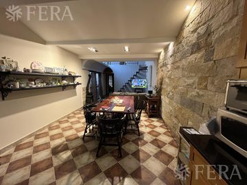 Venta de casa de 6 ambientes con cochera y piscina en Sarandí