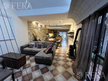Venta de casa de 6 ambientes con cochera y piscina en Sarandí