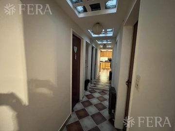 Venta de casa de 6 ambientes con cochera y piscina en Sarandí