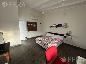 Venta de casa de 6 ambientes con cochera y piscina en Sarandí
