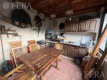 Venta de casa de 6 ambientes con cochera y piscina en Sarandí