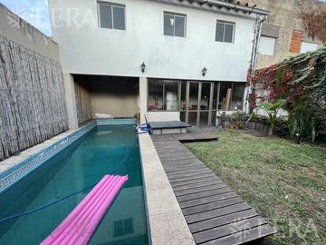Venta de casa de 6 ambientes con cochera y piscina en Sarandí