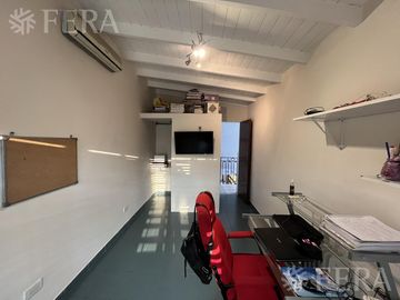 Venta de casa de 6 ambientes con cochera y piscina en Sarandí