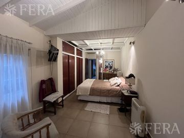 Venta de casa de 6 ambientes con cochera y piscina en Sarandí