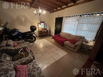 Venta de casa de 6 ambientes con cochera y piscina en Sarandí