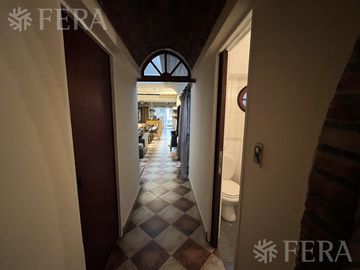 Venta de casa de 6 ambientes con cochera y piscina en Sarandí