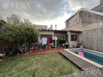 Venta de casa de 6 ambientes con cochera y piscina en Sarandí