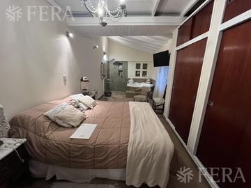 Venta de casa de 6 ambientes con cochera y piscina en Sarandí