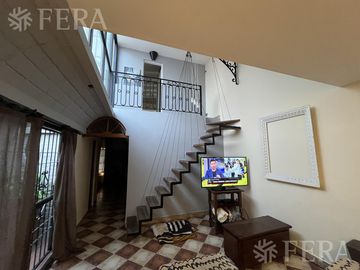 Venta de casa de 6 ambientes con cochera y piscina en Sarandí