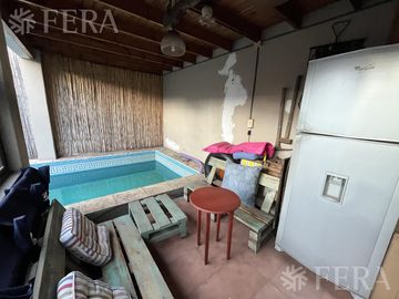 Venta de casa de 6 ambientes con cochera y piscina en Sarandí