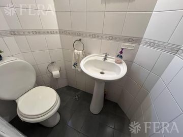 Venta de casa de 6 ambientes con cochera y piscina en Sarandí