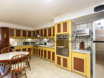 Hermoso piso de 4 Ambientes con dependencia, escritorio, baulera y cochera