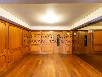 Hermoso piso de 4 Ambientes con dependencia, escritorio, baulera y cochera