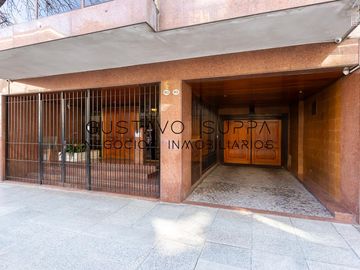 Hermoso piso de 4 Ambientes con dependencia, escritorio, baulera y cochera